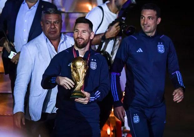 Bỏ lại nỗi buồn World Cup, Mbappé vui vẻ trở lại PSG-3