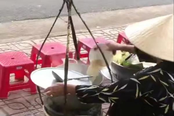 Bà bán bún đổ thức ăn thừa vào nồi: Khách khen ngon, sạch sẽ-4