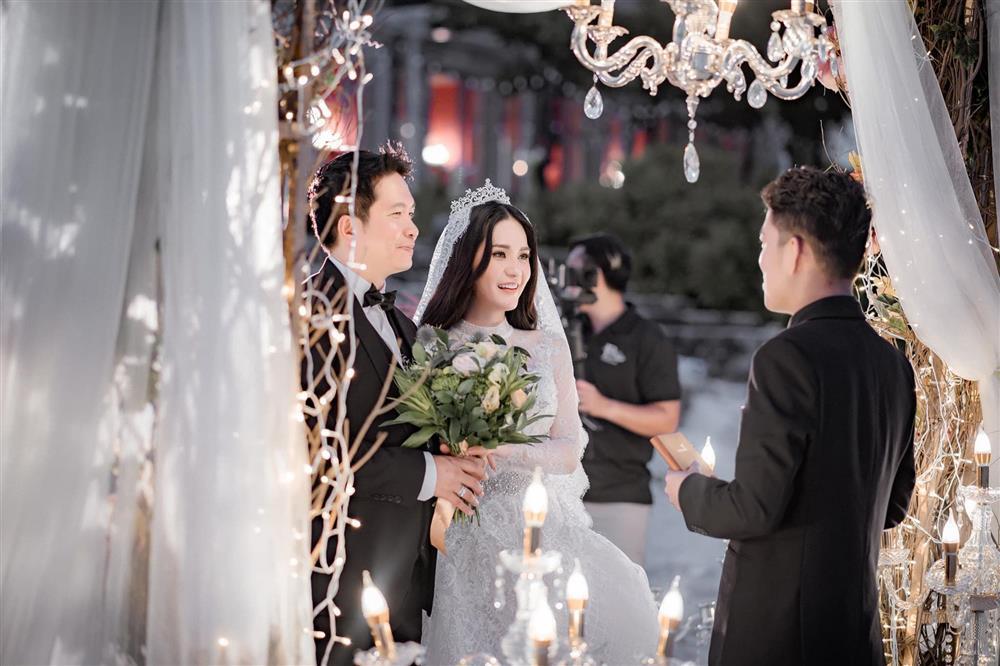 Đoàn Di Băng chơi sốc, lì xì bố mẹ chồng cả xấp tiền 500k-6