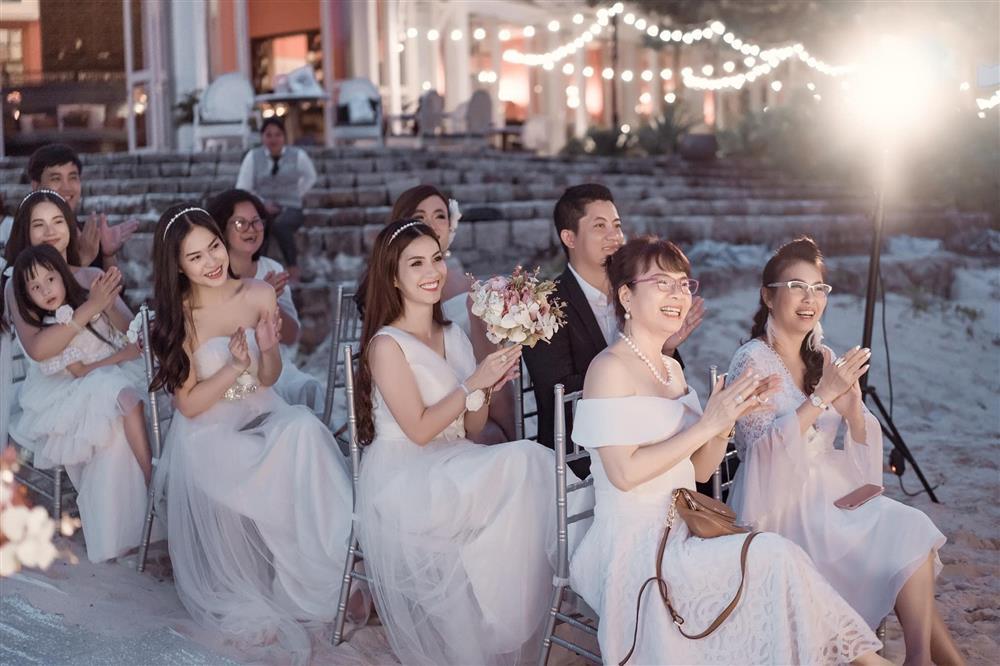 Kỷ niệm 10 năm ngày cưới, Đoàn Di Băng bật khóc trách bố mẹ chồng-4