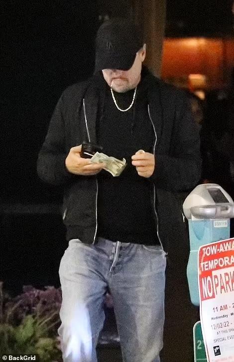 Leonardo DiCaprio đi chơi cùng diễn viên 23 tuổi-1