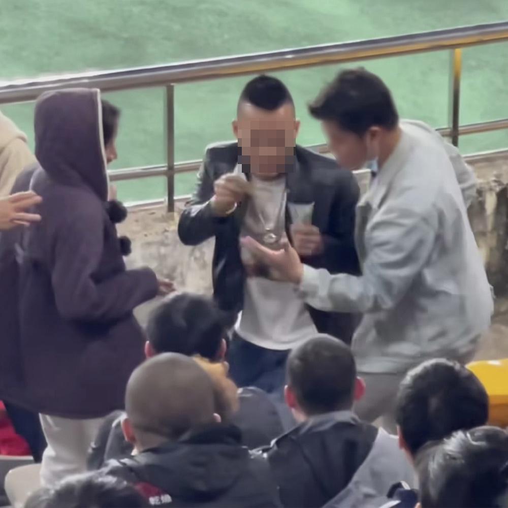 Danh tính đại gia cầm xấp tiền phát khắp nơi trận Việt Nam thắng Lào-2