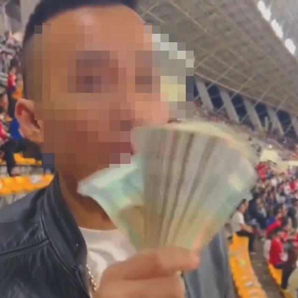 Danh tính đại gia cầm xấp tiền phát khắp nơi trận Việt Nam thắng Lào-1