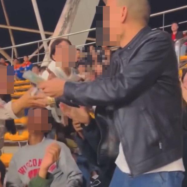 Danh tính đại gia cầm xấp tiền phát khắp nơi trận Việt Nam thắng Lào-3