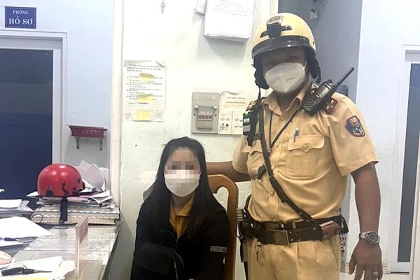 Đại úy CSGT cứu cô gái bỏ lại đôi dép định nhảy cầu Sài Gòn tự tử-1