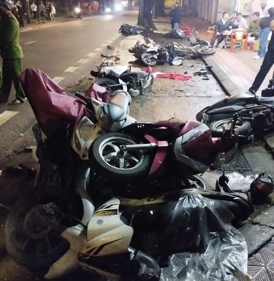 Lái ôtô tông 8 xe máy nằm la liệt vẫn không hay biết-1