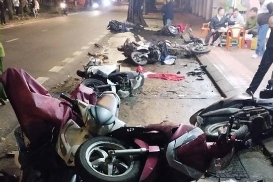 Lái ôtô tông 8 xe máy nằm la liệt vẫn không hay biết