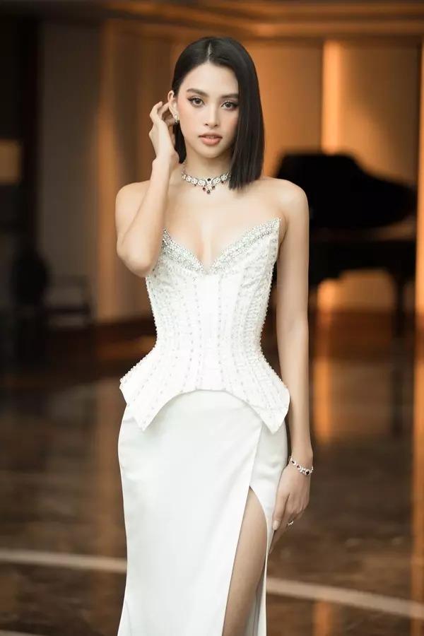 Hoa hậu Tiểu Vy hễ trang điểm đậm chát chúa là mất điểm-10