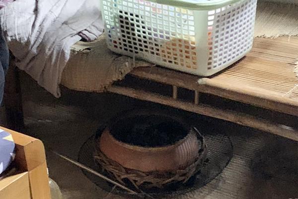 Đốt than sưởi ấm, cặp vợ chồng và bé trai 1 tháng tuổi nguy kịch-1