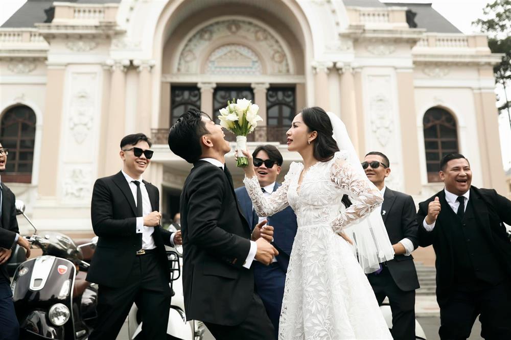 Khánh Thi theo chàng về dinh cùng dàn xe hùng hậu-3