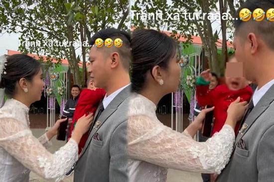 Dự đám cưới ba mẹ, con trai 'khóc thét' khi thấy mặt cô dâu