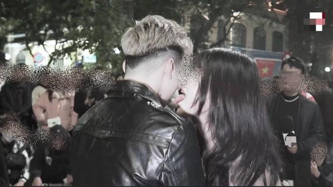 Nhóm bạn trẻ rủ nhau làm trò phản cảm ở phố đi bộ Hồ Gươm-2