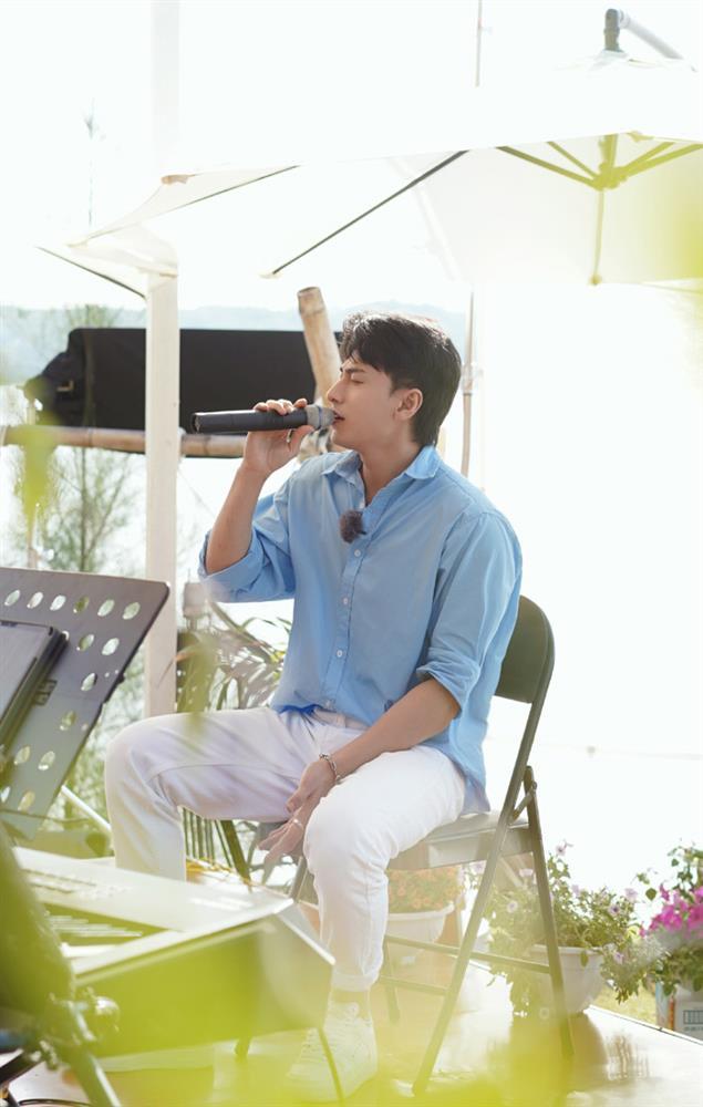 Isaac lần đầu hát live ca khúc mới Vượt qua Everest-2