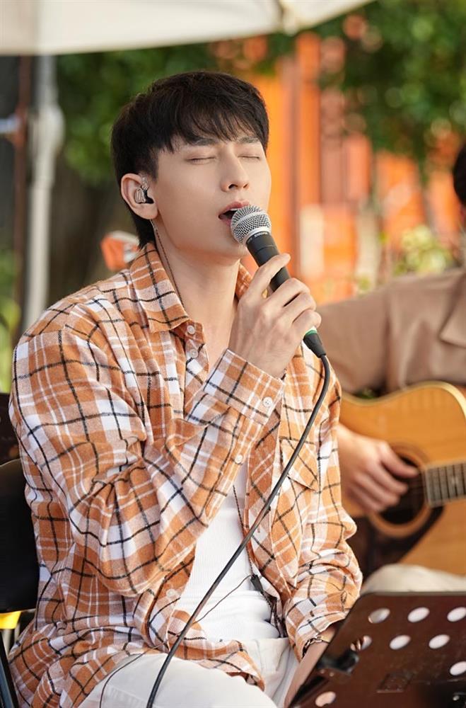 Isaac lần đầu hát live ca khúc mới Vượt qua Everest-1