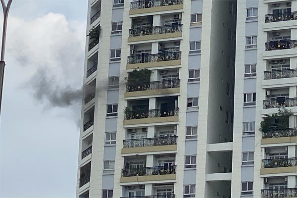 Tầng 11 chung cư TP.HCM bốc cháy, 200 người thoát nạn qua thang bộ-1