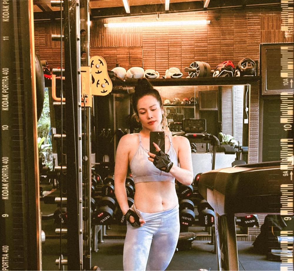 Nhật Kim Anh lộ body đô vật sắp bằng Angela Phương Trinh