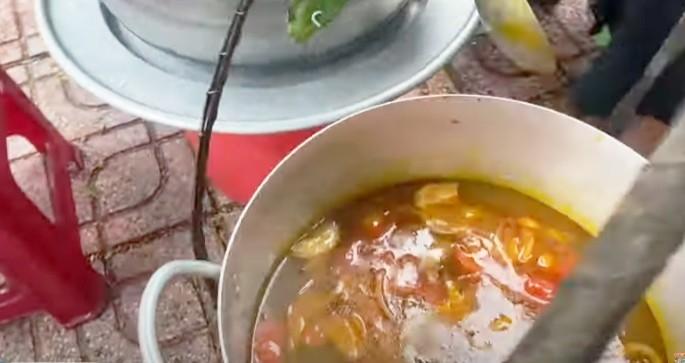 Bà bán bún đổ thức ăn thừa vào nồi: Khách khen ngon, sạch sẽ-1