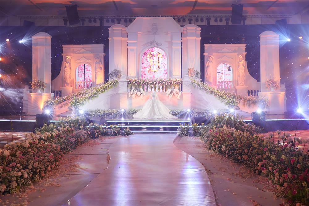 Khánh Thi - Phan Hiển lộ diện đẹp đôi, trầm trồ không gian cưới-5