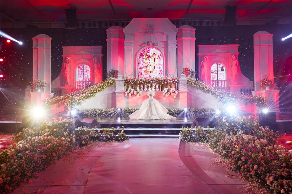 Khánh Thi - Phan Hiển lộ diện đẹp đôi, trầm trồ không gian cưới-6