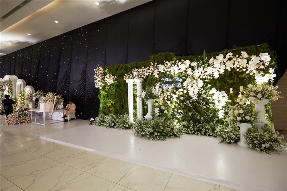 Khánh Thi - Phan Hiển lộ diện đẹp đôi, trầm trồ không gian cưới-12