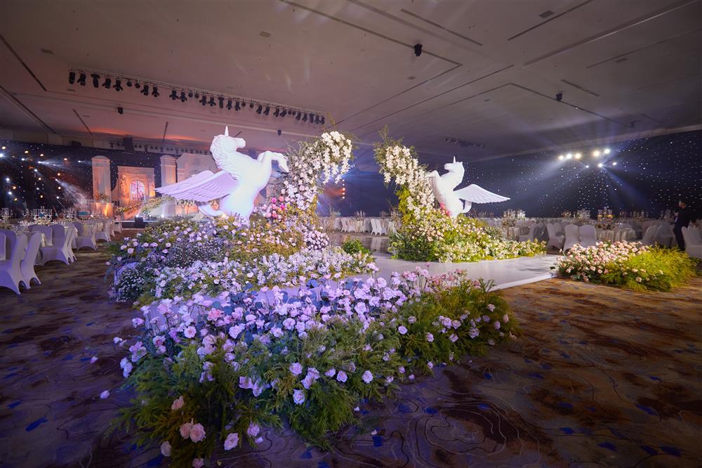 Khánh Thi - Phan Hiển lộ diện đẹp đôi, trầm trồ không gian cưới-10