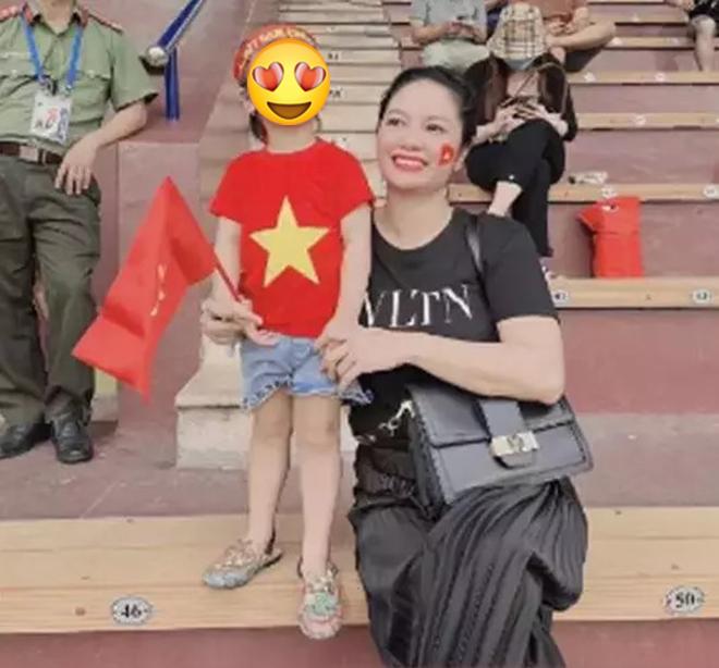 Mẹ vợ Lý Hải hơn con rể 10 tuổi vẫn đẹp, mẹ vợ Tiến Dũng thì sao?-3