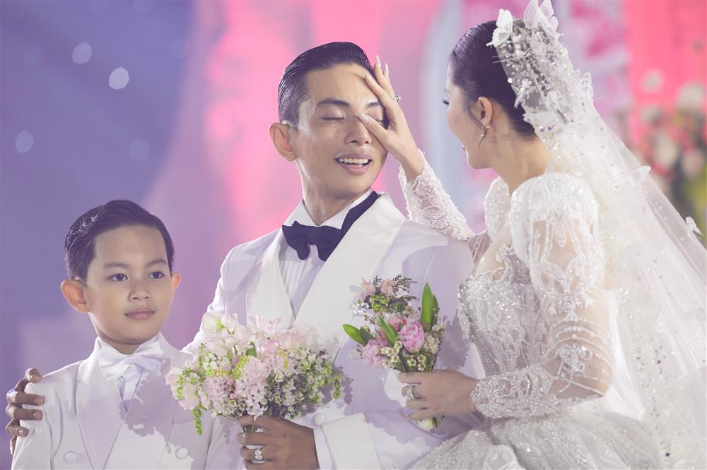 Chú rể Phan Hiển khóc nghẹn, từng sợ đám cưới không người-11