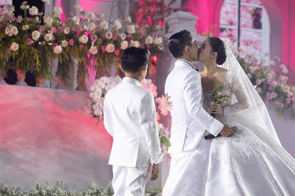 Chú rể Phan Hiển khóc nghẹn, từng sợ đám cưới không người-15