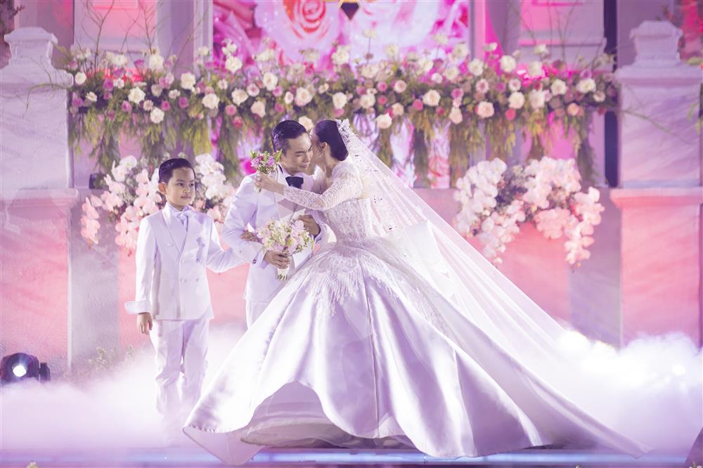 Khánh Thi đãi 1.000 khách món gì trong đám cưới bạc tỷ?-9