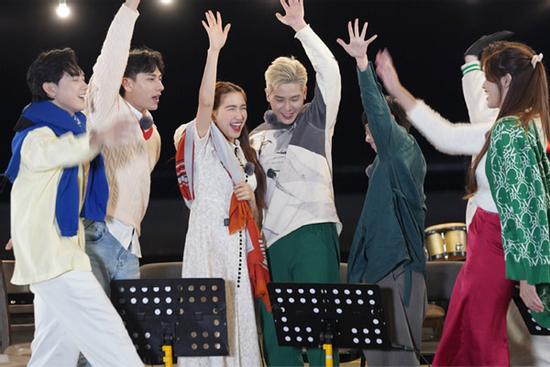 Tiên Cookie loạn order, Hòa Minzy toát mồ hôi trong 'căn bếp bất ổn'