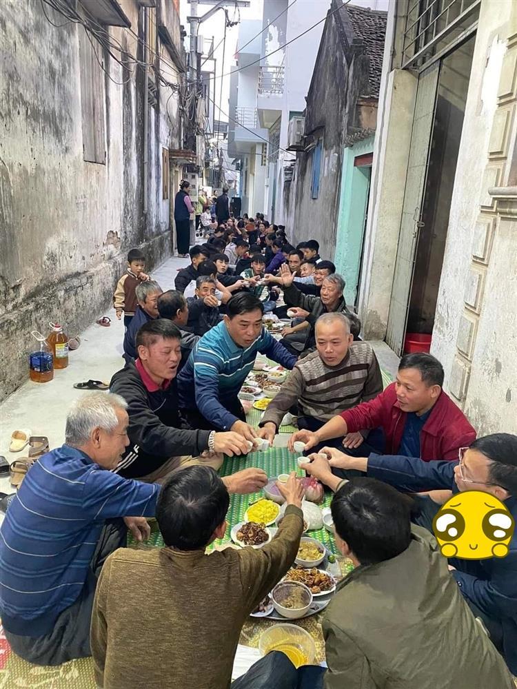 Cả xóm cùng nhau ăn cỗ, năm nào cũng trải chiếu ăn xuyên ngõ-3