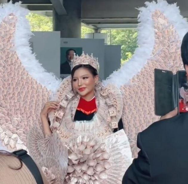 Bạn trai chi 1,3 tỷ đồng làm đôi cánh bằng tiền thật tặng người yêu-1