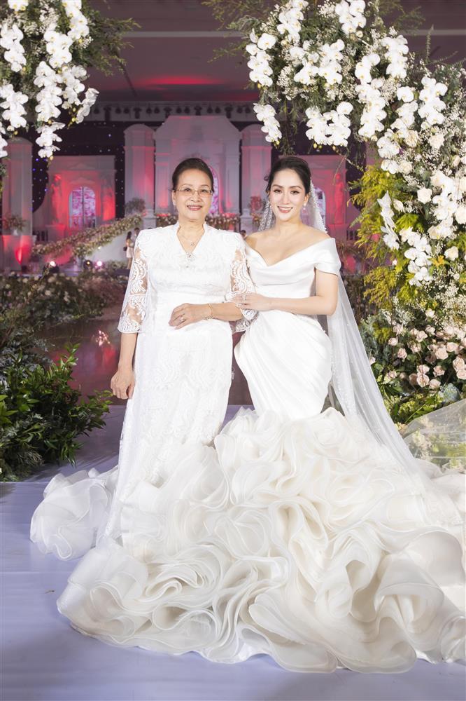 Bất ngờ nhan sắc mẹ đẻ Khánh Thi trong đám cưới con gái-3
