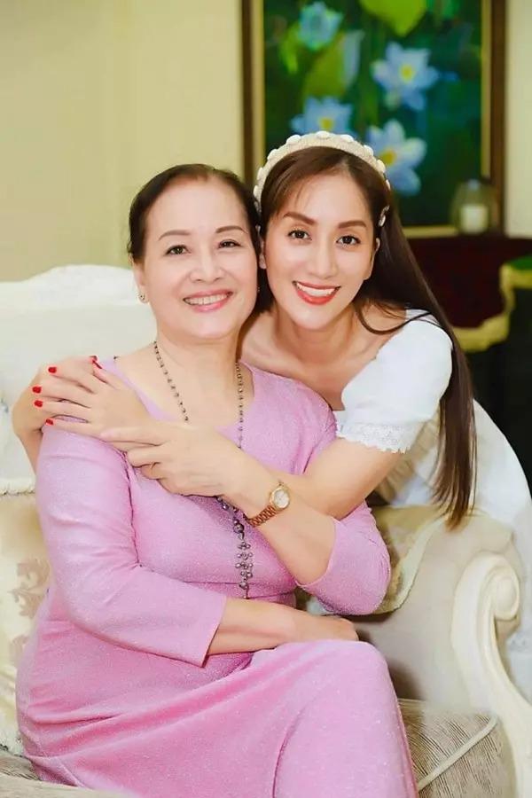 Bất ngờ nhan sắc mẹ đẻ Khánh Thi trong đám cưới con gái-5