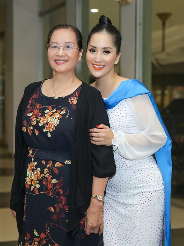 Bất ngờ nhan sắc mẹ đẻ Khánh Thi trong đám cưới con gái-6