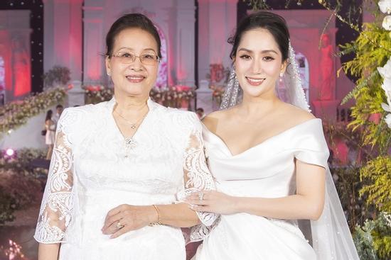 Bất ngờ nhan sắc mẹ đẻ Khánh Thi trong đám cưới con gái