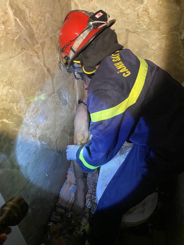 Trộm trốn công an nhưng phải... nhờ công an giải cứu khỏi lỗ thông hơi-1