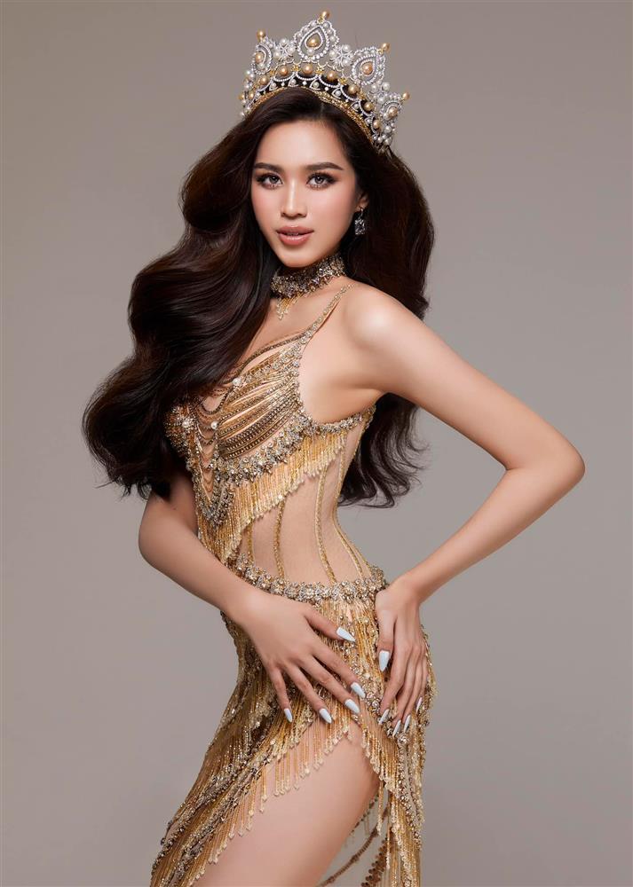 Hoa hậu Đỗ Thị Hà diện váy cúp ngực, xẻ cao khoe đôi chân 'cực phẩm'