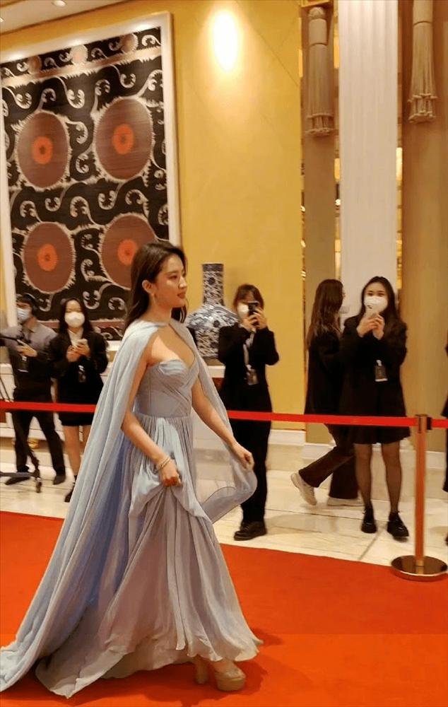 Vóc dáng Chương Tử Di lu mờ đàn em Lưu Diệc Phi-3
