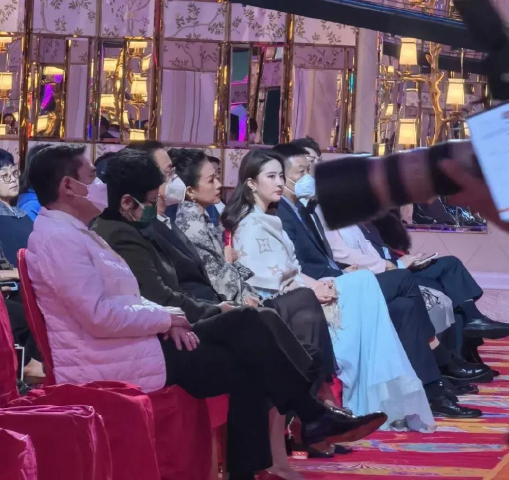 Vóc dáng Chương Tử Di lu mờ đàn em Lưu Diệc Phi-1