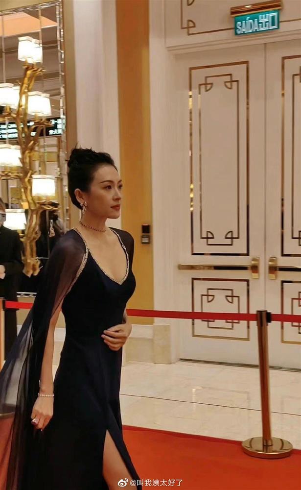 Vóc dáng Chương Tử Di lu mờ đàn em Lưu Diệc Phi-6