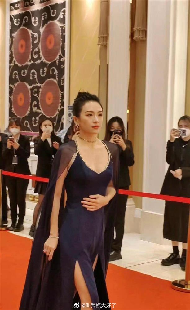 Vóc dáng Chương Tử Di lu mờ đàn em Lưu Diệc Phi-7