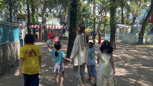 Thùy Tiên được khen, HHen Niê bị chê khi mặc quần ống thấp ống cao-4