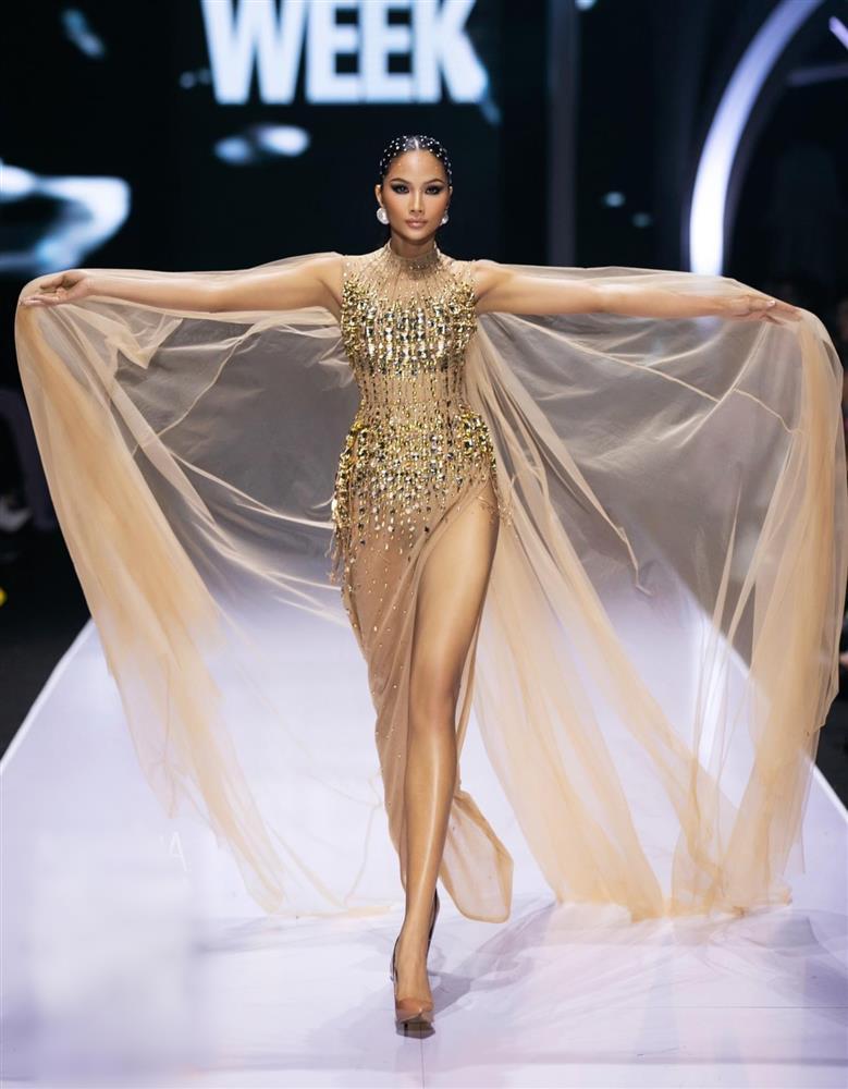 Thùy Tiên được khen, HHen Niê bị chê khi mặc quần ống thấp ống cao-6