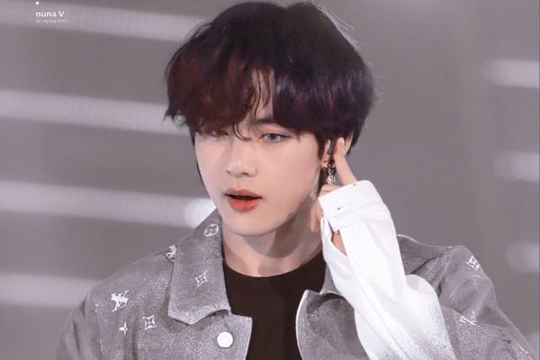 Jimin (BTS) bị bắt gặp trước tòa nhà YG, liệu có phải hẹn hò?-4