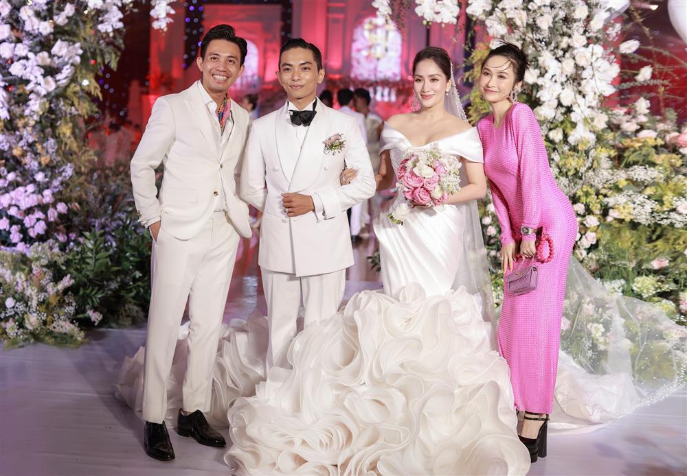 Vợ Ưng Hoàng Phúc, vợ Minh Nhựa gây tranh cãi ở đám cưới Khánh Thi-1