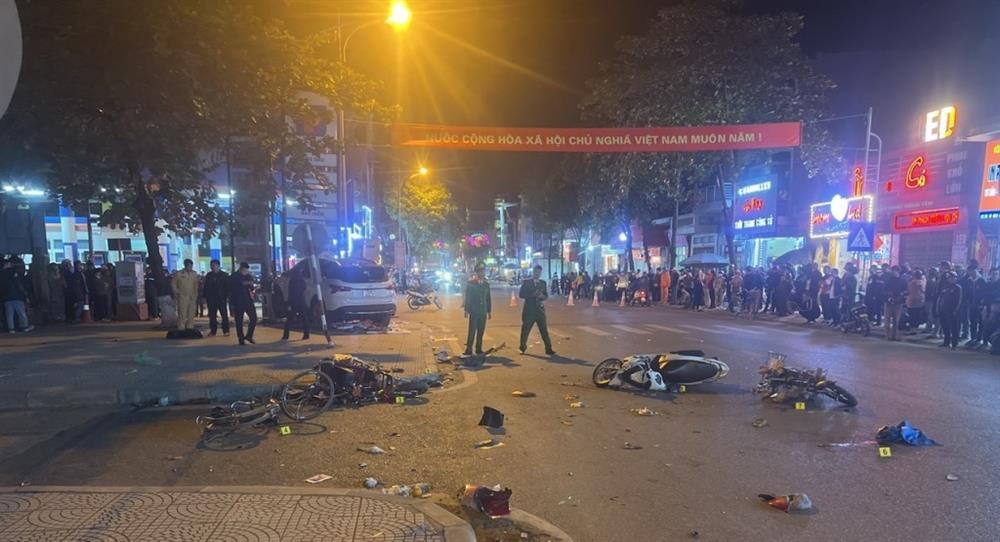 Clip: Cận cảnh ô tô ủi bay loạt xe ở Quảng Ninh, 2 người tử vong-1