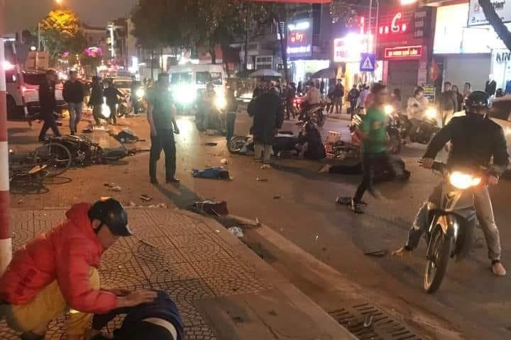Clip: Cận cảnh ô tô ủi bay loạt xe ở Quảng Ninh, 2 người tử vong-2