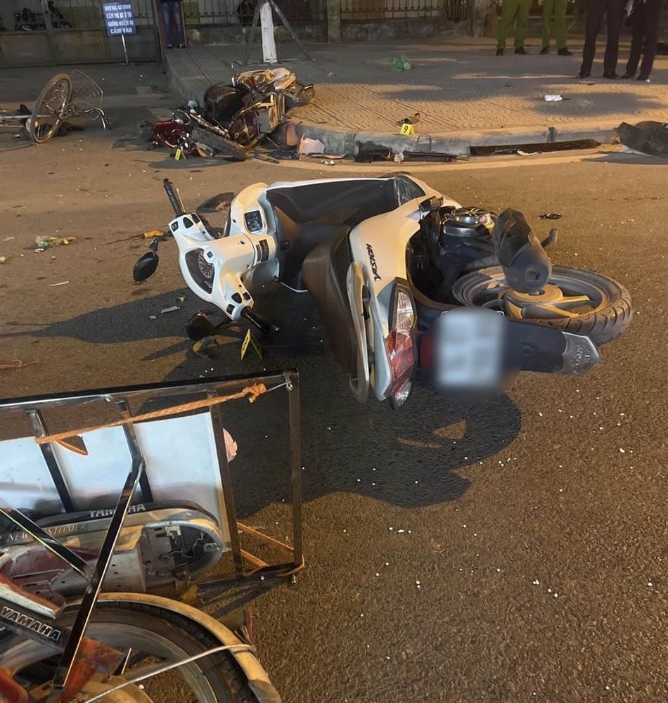 Clip: Cận cảnh ô tô ủi bay loạt xe ở Quảng Ninh, 2 người tử vong-4
