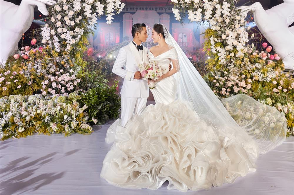 Khánh Thi tốn gần 1 tỷ cho váy cưới khi kết hôn cùng Phan Hiển-1